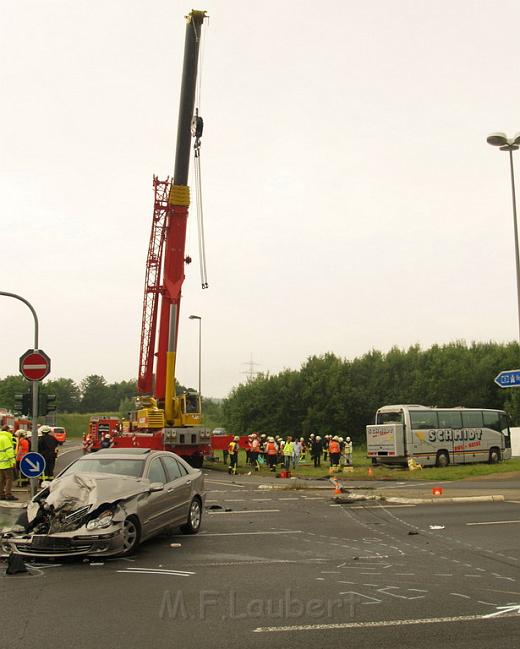 Schwerer Unfall mit Reisebus Lohmar Donrather Dreieck P478.JPG
